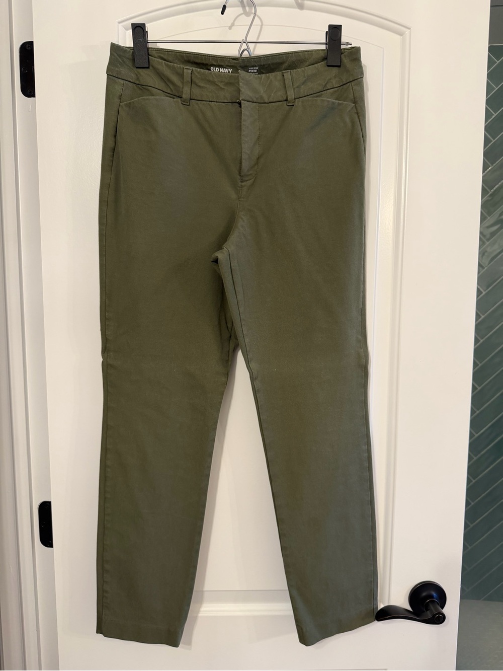 Old Navy women’s Olive Chino Pants - Straight Fit